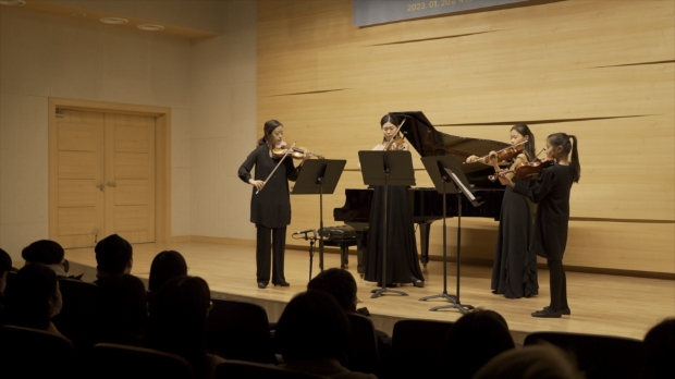 지난 1월 서울 송파구에 위치한 하트-하트재단 리사이틀홀에서 열린 'H-라이징 콘서트'에서 문화예술 인재들이 클래식 공연을 진행하고 있다.