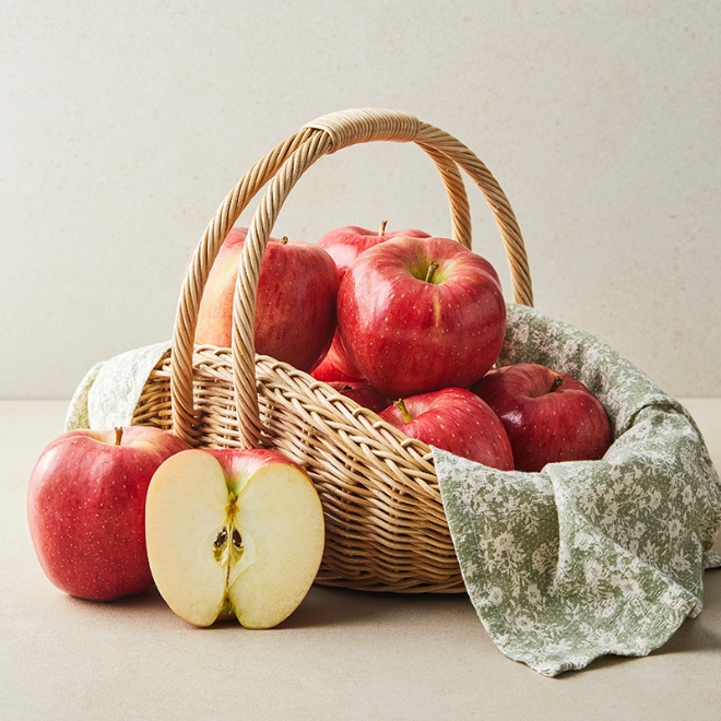 현대그린푸드는 오는 29일까지 '청송 햇 홍로사과'의 예약판매 행사를 진행한다. / 사진=현대그린푸드 제공