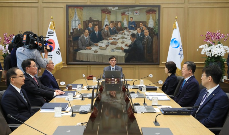 사진= 이창용 한국은행 총재가 24일 오전 서울 중구 한국은행에서 열린 금융통화위원회 본회의에서 회의를 주재하고 있다.