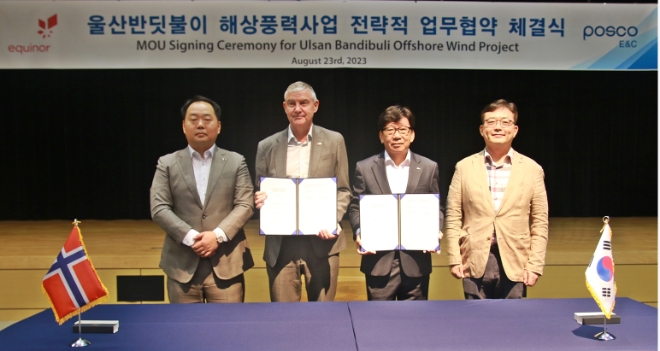 (사진 왼쪽부터) 박도현 에퀴노르 전무, 톨게 나켄 에퀴노르 총괄디렉터, 온상웅 포스코이앤씨 인프라사업본부장, 김동현 포스코이앤씨 그린해양사업추진반장이 체결식 후 기념 촬영하고 있다. / 사진=포스코이앤씨 제공