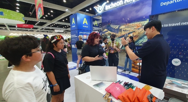 지난 17일(현지시간) 미국 LA 컨벤션센터에서 진행된 ‘KCON LA 2023’ 행사에서 관람객들이 인천국제공항공사 홍보부스를 방문해 설명을 듣고 있다. / 사진=인천공항공사 제공