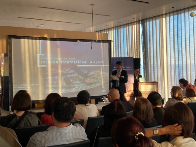 지난 21일(현지시간) 미국 인터콘티넨탈 호텔 LA에서 진행된 ‘미국 서부지역 주요 여행사 대상 환승 설명회’에서 조종호 인천국제공항공사 허브화전략처장이 발표를 하고 있다. / 사진=인천공항공사 제공