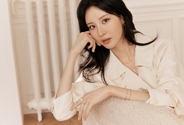 티르리르의 '럭키L 컬렉션', 서현과 함께한 가을룩 스타일링