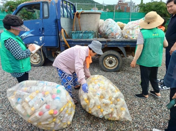 새마을부녀회 폐농약용기수거 / 사진=무안군 제공