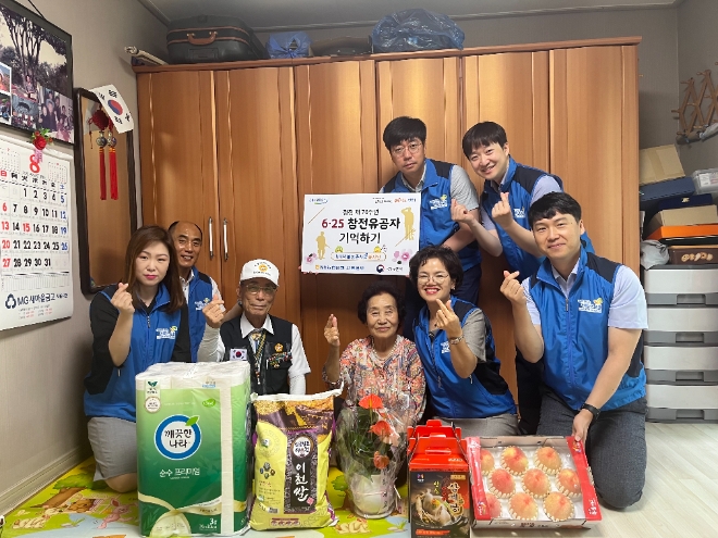 (오른쪽 두번째 조은주 서울본부장) NH서울농촌사랑봉사단은 참전유공자 어르신의 자택을 찾아 쌀, 휴지 등 생필품을 전달했다. / 사진=NH농협은행 제공