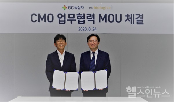 (왼쪽부터)민경호유바이오로직스생산기획본부부사장,이우진GC녹십자글로벌사업본부장(GC녹십자제공)