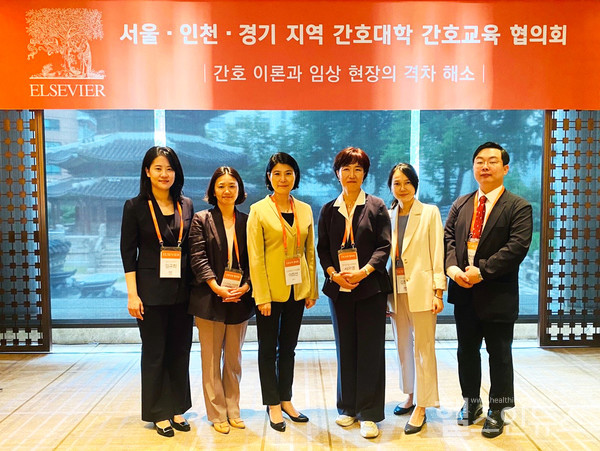 (왼쪽부터)임규희콘텐츠팀장(엘스비어코리아),오안나간호교육수간호사(고려대안암병원),이희선간호교육행정팀장(고려대안암병원),서은영한국간호교육학회장(서울대간호대교수),김희란헬스솔루션이사(엘스비어코리아),전찬호사업부팀장(엘스비어코리아)