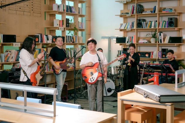 LG유플러스 콘텐츠 전문 스튜디오인 스튜디오 X+U(STUDIO X+U)가 자체 제작한 음악공연 콘텐츠 ‘타이니 데스크 코리아(Tiny Desk Korea)’를 25일 첫 공개한다.