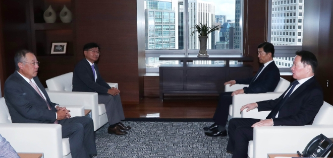 최태원 대한상공회의소 회장(오른쪽)이 25일 서울 중구 대한상의 회관에서 류진 신임 전국경제인연합회 회장(왼쪽)을 면담하고 있다. / 사진=대한상공회의소 제공