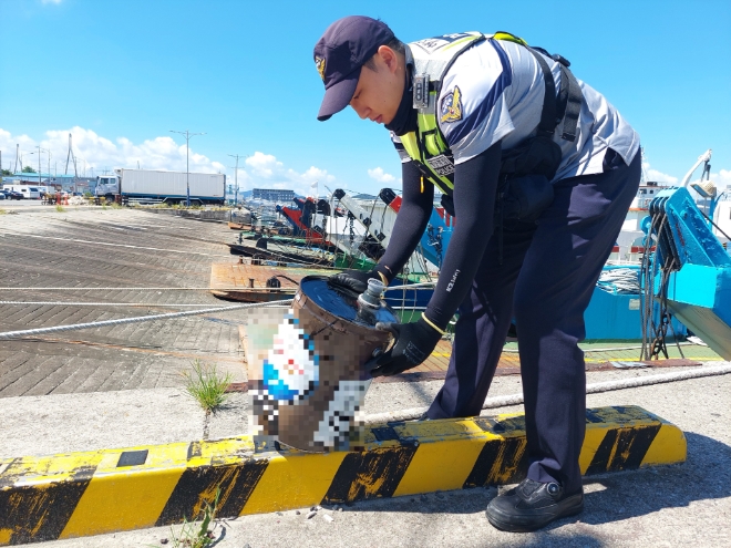 폐유통을 수거 / 사진=목포해양경찰 제공