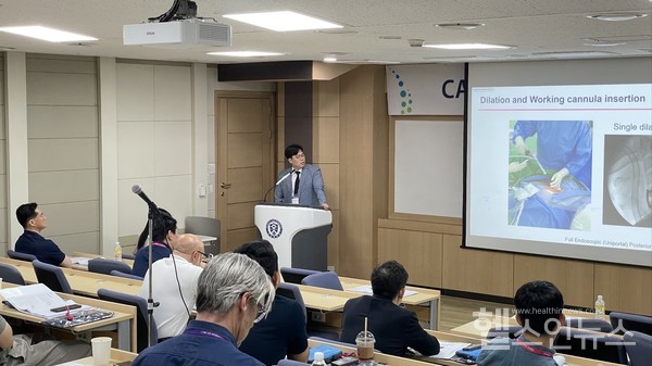 일어나병원신경외과전문의윤종원원장이‘ISASSAP2023’카데바워크숍(CADAVERWORKSHOP)에서강연을진행하고있다.(일어나병원제공)