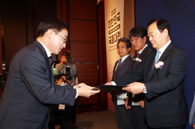 임종일 국가철도공단 부이사장(오른쪽)이 25일 서울 콘래드호텔에서 김오진 국토교통부 차관(왼쪽)으로부터 국무총리상을 수여받고 있다. / 사진=국가철도공단 제공