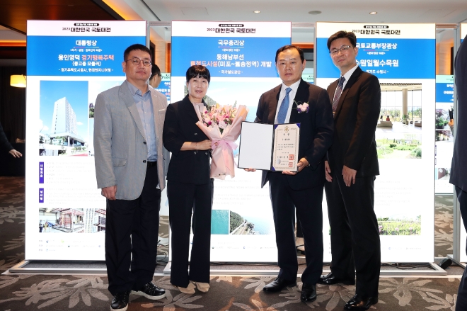 임종일 국가철도공단 부이사장이(오른쪽 두 번째) 25일 서울 콘래드호텔에서 국무총리상을 수여받고 기념촬영을 하고 있다. (사진 왼쪽부터) 전홍  국가철도공단 미디어소통부장, 정현숙 신사업개발처장, 임종일 부이사장, 정범 신사업개발부장. / 사진=국가철도공단 제공