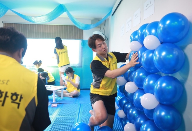 금호석유화학은 지난 24일 경기도 평택 소재 아동 보호시설인 야곱의집에서 본사 및 수도권 사업장 직원들이 모여 거주 아동 돌봄 봉사를 펼쳤다고 25일 밝혔다. 사진은 금호석유화학 직원들이 봉사활동을 진행하고 있는 모습. (사진 = 금호석유화학 제공)