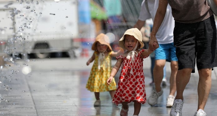 지난 4일 오전 서울 종로구 광화문광장 분수터널에서 아이들이 더위를 식히고 있는 모습.