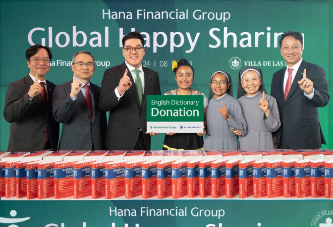 하나금융그룹(회장 함영주)은 지난 24일 멕시코하나은행 본사에서 ‘찰코 소녀의 집’(Escuela Villa de las Niñas Chalco) 학생들을 위한 교육물품 전달 행사를 진행했다고 밝혔다. 이은형 하나금융그룹 부회장(왼쪽에서 세번째)과 허태완 주멕시코 한국대사(왼쪽 두번째), 학생대표(왼쪽 네번째), 원장 수녀님(왼쪽 다섯 번째)이 이날 행사에 참석한 관계자들과 기념 촬영을 하고 있다. / 사진=하나금융그룹 제공