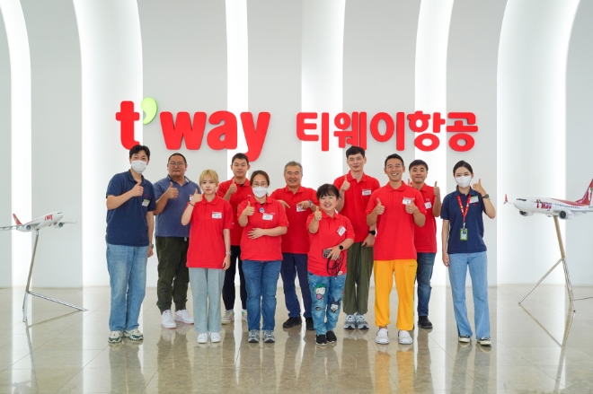 지난 25일 서울 강서구 티웨이항공 훈련센터에서 승무원 체험과정 ‘크루 클래스’에 참가한 티웨이플러스 회원들이 교육 후 기념사진 촬영을 하고 있다. / 사진=티웨이항공 제공