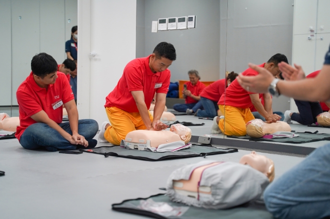 지난 25일 서울 강서구 티웨이항공 훈련센터에서 승무원 체험과정 ‘크루 클래스’에 참가한 티웨이플러스 회원들이 심폐소생술 훈련을 체험하고 있다. / 사진=티웨이항공 제공