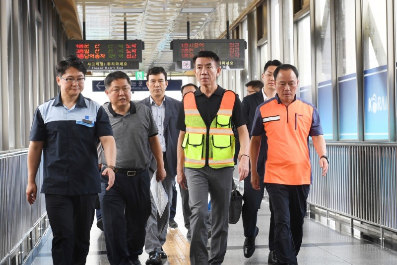 한문희 코레일 사장(가운데)이 지난 26일 대곡역에서 환승동선을 직접 확인하고 있다. / 사진=한국철도공사 제공