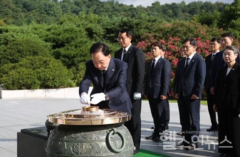 25일오전서울동작구국립서울현충원에서대한적십자사김철수회장이현충탑에분향하고있다.