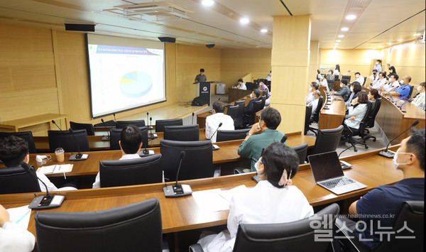 24일강릉아산병원-KIST강릉분원공동연구워크숍에참석한양기관관계자들이공동연구소개를듣고있다.