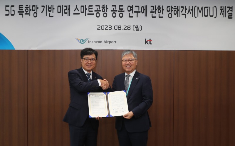 28일 인천국제공항공사 회의실에서 열린 ‘5G 특화망 기반 미래 스마트 공항 연구를 위한 연구협약 체결식’에서 전형욱 인천국제공항공사 인프라본부장(오른쪽)과 김준호  KT 공공/금융고객본부 상무가 기념 촬영을 하고 있다. / 사진=인천공항공사 제공