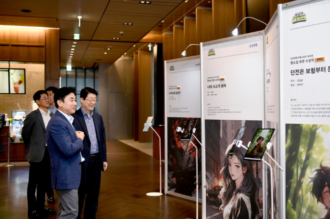 28일 오후 서초구 삼성금융캠퍼스에서 열린 삼성생명 '보험스토리 공모전' 수상식에서전영묵 대표(가운데)와 정희수 생명보험협회장(오른쪽)이 수상작 전시회를 관람하고 있다. / 사진=삼성생명 제공