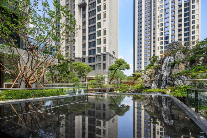 ‘롯데캐슬 리버파크 시그니처’ 중앙광장 거울분수 / 사진=롯데건설 제공