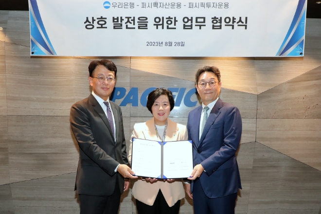 우리은행(은행장 조병규)은 지난 28일 퍼시픽자산운용·투자운용과 업무협약을 체결했다. 협약식 이후 우리은행 자산관리그룹 송현주 그룹장(가운데)과 퍼시픽투자운용 박종필 대표(왼쪽), 퍼시픽자산운용 홍창민 대표(오른쪽)가 기념사진을 촬영하고 있다. / 사진=우리은행 제공