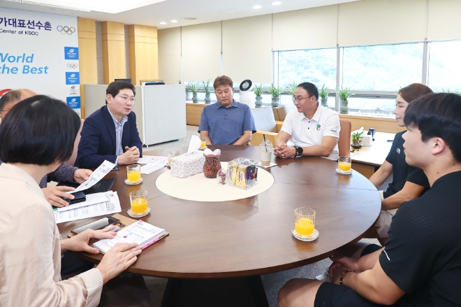 이상일 용인특례시장이 28일 진천 국가대표 선수촌을 방문해 항저우 아시안게임에 출전할 예정인 용인특례시청 소속 국가대표 선수들을 격려했다.(사진=용인시)