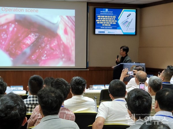 순천향대부천병원신경외과임수빈교수가‘최소침습신경공경유요추체간유합술(TLIF,TransforaminalLumbarInterbodyFusion)의장기적효과’를주제로강연을하고있다.