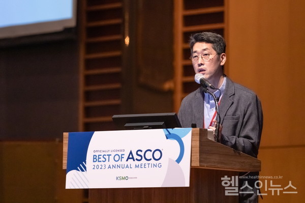 19일열린'BestofASCO'학술대회에서서울대병원혈액종양내과김범석교수가'NTRK유전자융합고형암에서라로트렉티닙의장기유효성및안전성'을주제로발표하고있다.