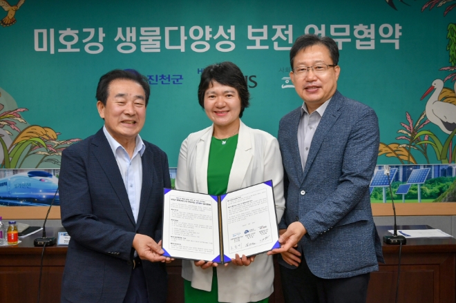 현대모비스는 충북 진천군, 사회적협동조합 한강과 함께 진천군청에서 생물다양성 복원 사업을 위한 업무협약(MOU)를 체결했다. (사진 왼쪽부터) 송기섭 진천군수, 조은미 한강조합 이사장, 이준형 현대모비스 진천공장장이 협약 체결 후 기념 촬영하고 있다. / 사진=현대모비스 제공