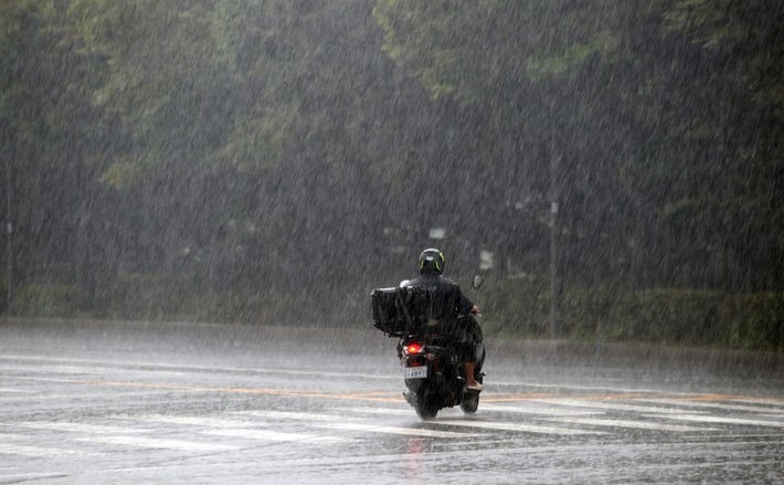 수도권에 비가 내리는 29일 서울 마포구 상암동 일대에서 배달원이 오토바이를 타고 이동하고 있다.