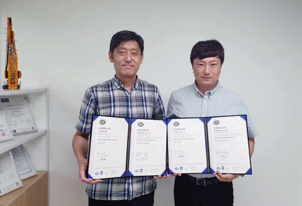 강태영 ㈜원강 대표(오른쪽)가 인증서와 함께 기념촬영하고 있다. 제공=㈜원강