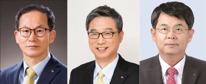 KB금융지주 회장후보추천위원회(회추위)는 차기 회장 후보 6명을 대상으로 인터뷰를 진행하고 후보군을 3명으로 압축했다고 30일 밝혔다. 사진은 KB금융지주 차기 회장 최종 후보3인으로 확정된 (왼쪽부터)양종희·허인 KB금융지주 부회장과 김병호 베트남 HD은행 회장의 모습. (사진 = KB금융지주 제공)