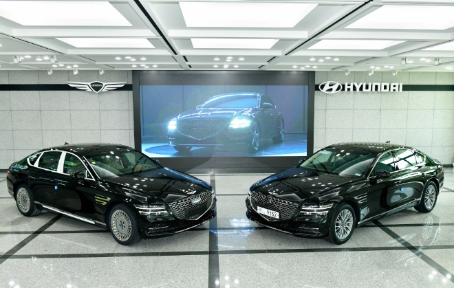 기존 G80 차량(왼쪽)과 저온 경화 기술을 시험하기 위해 만든 G80 시험차 / 사진=현대차그룹 제공