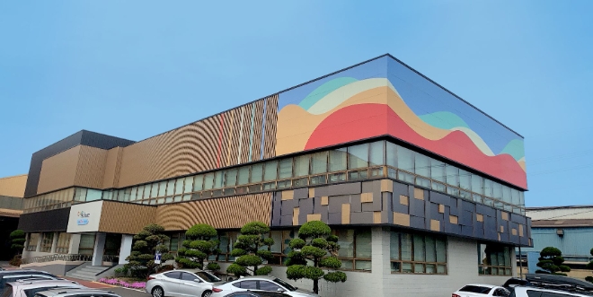포스코스틸리온 포항 컬러공장 사무동에 적용된 포스아트 강판 시공 사례 / 사진=포스코 제공