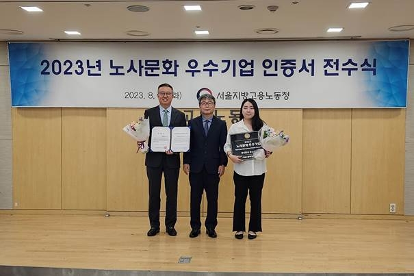 이정식 서울지방고용노동청장(가운데)과 풀무원푸드머스 천영훈 대표(왼쪽) 풀무원 근로자대표 함수민님(오른쪽)이 기념 사진을 찍고 있다.