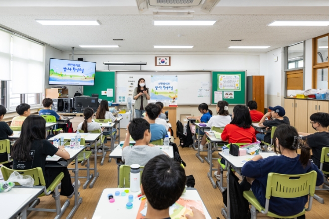 신한라이프의 사회공헌재단인 신한라이프빛나는재단은 서울시 초등학생 4500여 명을 대상으로 올해 11월까지 ‘빛나는 환경교실’을 진행한다고 30일 밝혔다. 사진은 지난 상반기 서울시 서초구 소재 서일초등학교에서 ‘빛나는 환경교실’ 수업이 진행되는 모습. (사진 = 신한라이프빛나는재단 제공)