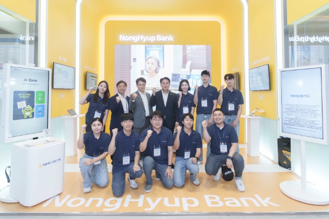 NH농협은행 이석용 은행장(뒷줄 가운데)이 NH미래금융체험관을 둘러보고 기념 사진을 촬영하고 있다. / 사진=NH농협은행 제공