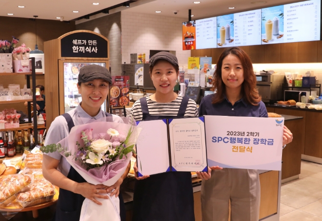 30일 파리바게뜨 안산본오스타점에서 SPC 행복한장학금 장학생으로 선발된 임가연 학생(가운데)이 가맹점 대표 및 SPC 행복한재단 관계자와 함께 기념촬영을 하고 있다. / 사진=SPC 제공