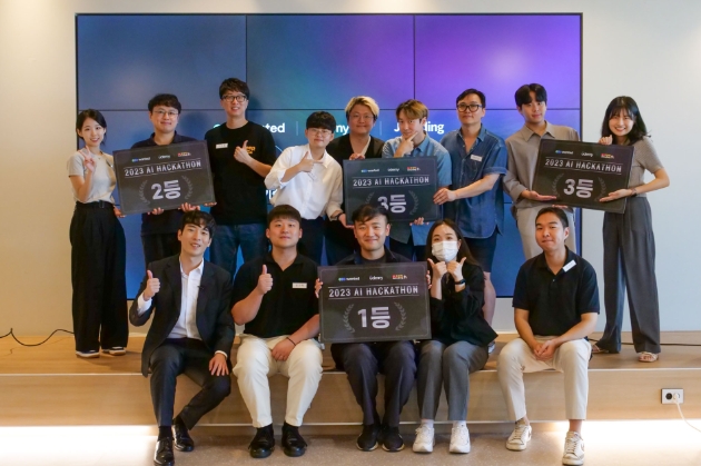 AI 해커톤 본선에서 수상한 4개팀이 서울시 송파구 소재 원티드랩 사무실에서 단체 촬영을 하고 있다.