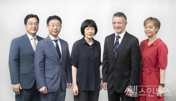 (왼쪽부터)CSL시퀴러스코리아임민규상무,유기승대표,최연숙의원,CSL시퀴러스조나단앤더슨,박선주전무(CSL시퀴러스코리아제공)