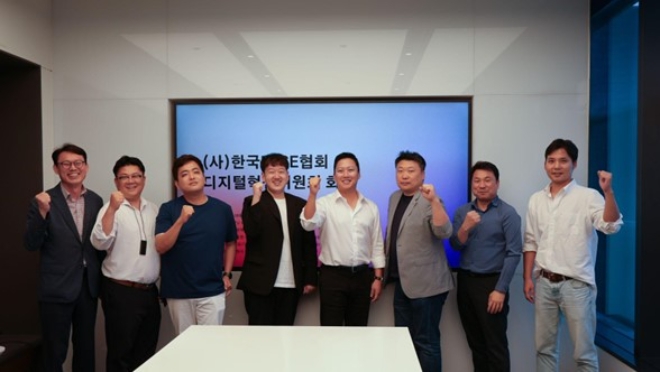올림플래닛은 지난 23일 서울 삼성동 파르나스 타워에 위치한 올림플래닛 본사에서 진행된 한국MICE협회 디지털혁신위원회에서 권재현 대표가 디지털혁신위원회 위원장으로 위촉됐다고 31일 밝혔다. 사진은 행사에 참석한 (왼쪽부터)한국MICE협회 하홍국 사무총장, 올림플래닛 안호준 부사장, 메이데이파트너스 최준영 대표, 이벤터스 안영학 대표, 올림플래닛 권재현 대표, 그라운드케이 장동원 대표, 글로비원 신중철 이사, 디퍼루트 박재준 대표가 기념 촬영을 하는 모습. (사진 = 올림플래닛 제공)