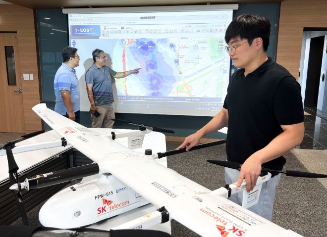 사진은 SKT 직원들이 드론을 통해 UAM용 상공망의 품질을 측정/분석하는 모습. / 사진=SKT 제공