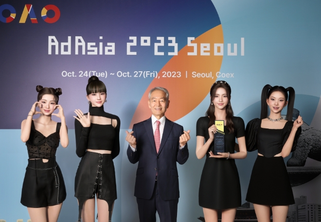 넷마블은 메타버스엔터테인먼트에서 개발한 버추얼 아이돌 ‘메이브’가 오는 10월 24일부터 27일 코엑스에서 열리는 ‘애드아시아 2023 서울’의 버추얼 인플루언서 부문 홍보대사로 선정됐다고 31일 밝혔다. 사진은 지난 30일 열린 애드아시아 2023 서울 위촉식에 참여해 위촉패 수여식 후 기념촬영을 하는 버추얼 아이돌 그룹 메이브과 (가운데)애드아시아 2023 서울 김낙회 조직위원장의 모습. (사진 = 넷마블 제공)