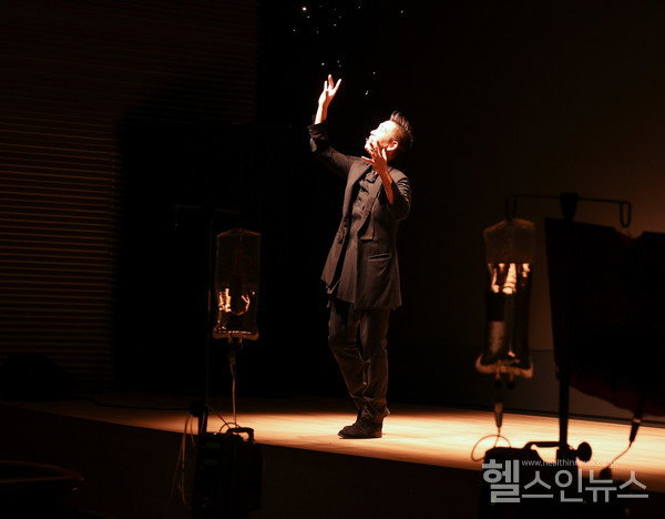 월28일고려대안암병원에서일루셔니스트이은결이무대를선보이고있다,.