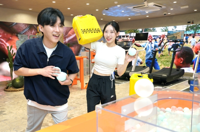 LG유플러스는 국제구호개발 NGO 월드비전과 함께 강남역 MZ 복합문화공간 일상비일상의틈byU+에서 아프리카 아이들에게 깨끗한 물을 선물하는 ‘런 포 워터’ 팝업스토어를 운영한다고 1일 밝혔다. 사진은 일상비일상의틈byU+ 직원들이 런 포 워터 팝업스토어의 스탬프 랠리를 체험하고 있는 모습. (사진 = LG유플러스 제공)