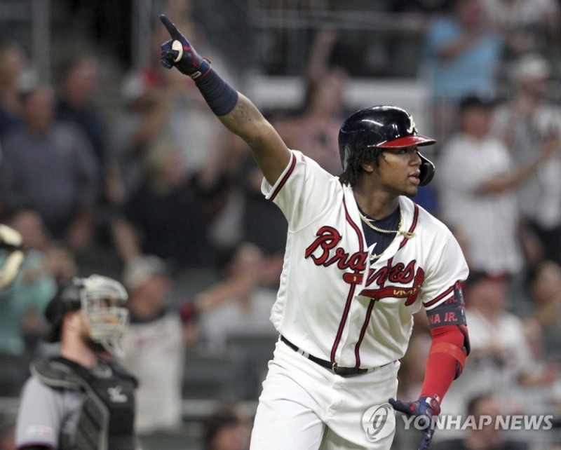 로날드 아쿠냐 주니어가 홈런을 치고 있다.